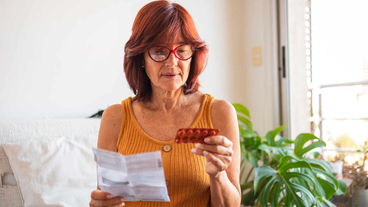 vrouw leest papieren bijsluiter
